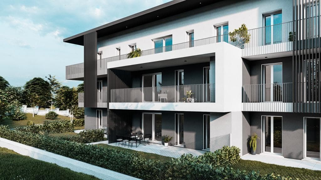 Residenza Superga a Cornate d’Adda: facciata con balconi e patio con tavolo in giardino
