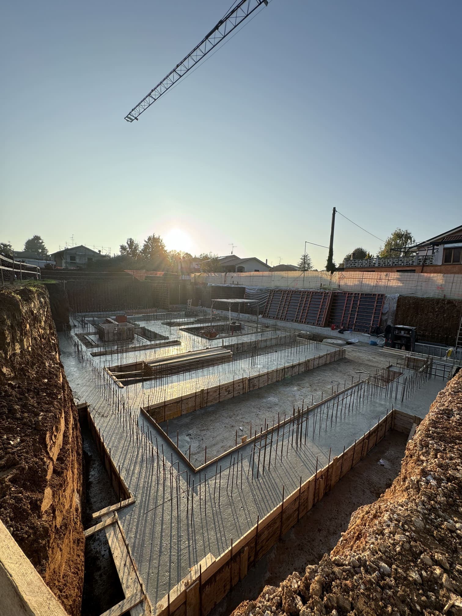 Residenza Superga, cantiere: fondazioni in calcestruzzo con casseri e ferri di ripresa