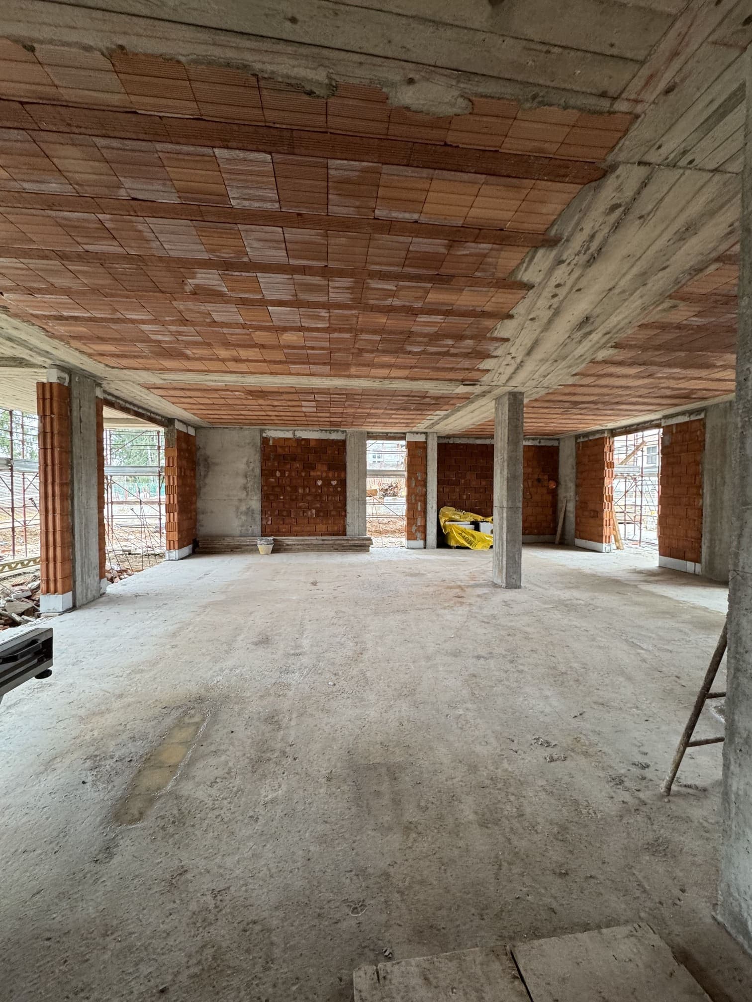 Residenza Superga, cantiere: piano al rustico con solaio in laterocemento e tamponamenti in laterizio